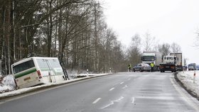 Autobus s předškolními dětmi skončil v příkopu