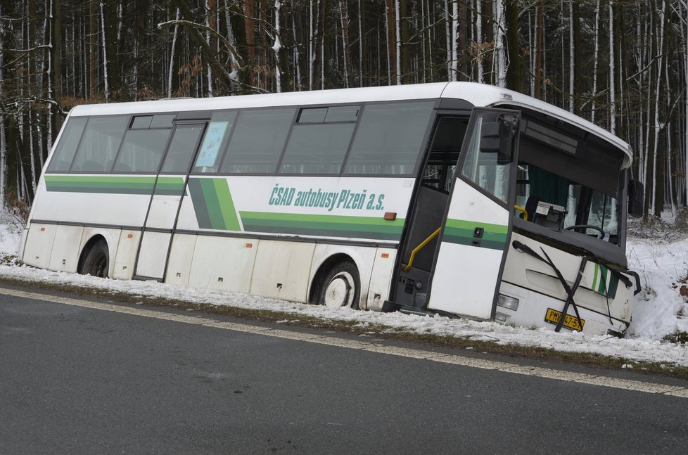 Autobus s předškolními dětmi skončil v příkopu