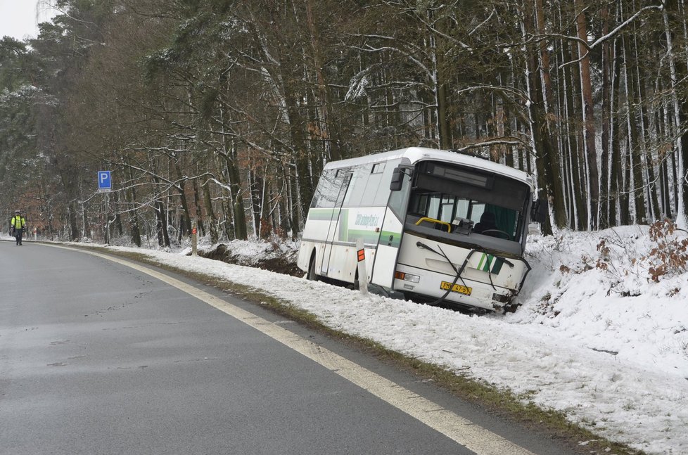 Autobus s předškolními dětmi skončil v příkopu