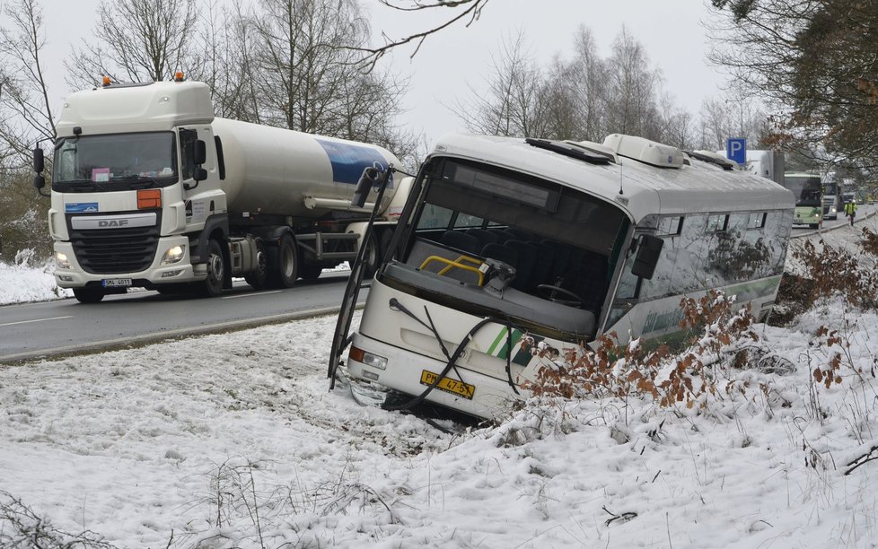 Autobus s předškolními dětmi skončil v příkopu