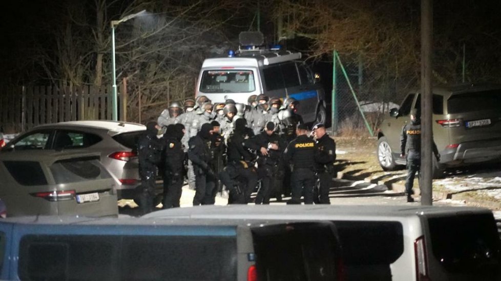 Policejní manévry u záchytného zařízení v Balkové na Plzeňsku.