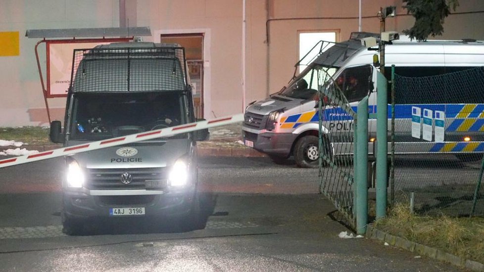 Policejní manévry u záchytného zařízení v Balkové na Plzeňsku.