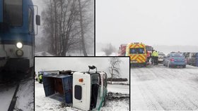 Převrácený autobus, náklaďák i vlak ve stromu: Na západě Čech trápí řidiče padající sníh