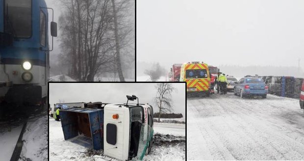 Převrácený autobus, náklaďák i vlak ve stromu: Na západě Čech trápí řidiče padající sníh