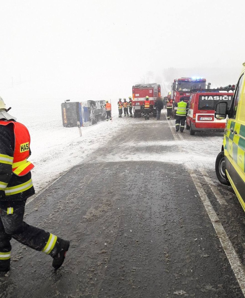 Autobus s třinácti cestujícímí se převrátil na Plzeňsku.