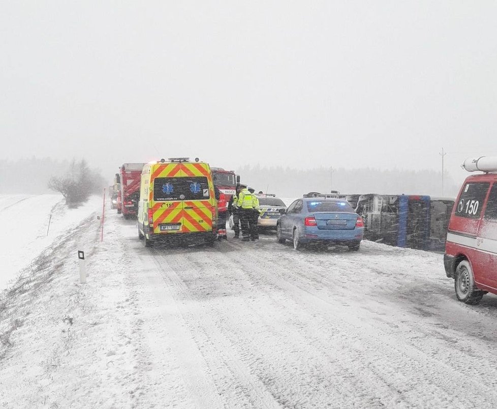 Autobus s třinácti cestujícímí se převrátil na Plzeňsku.