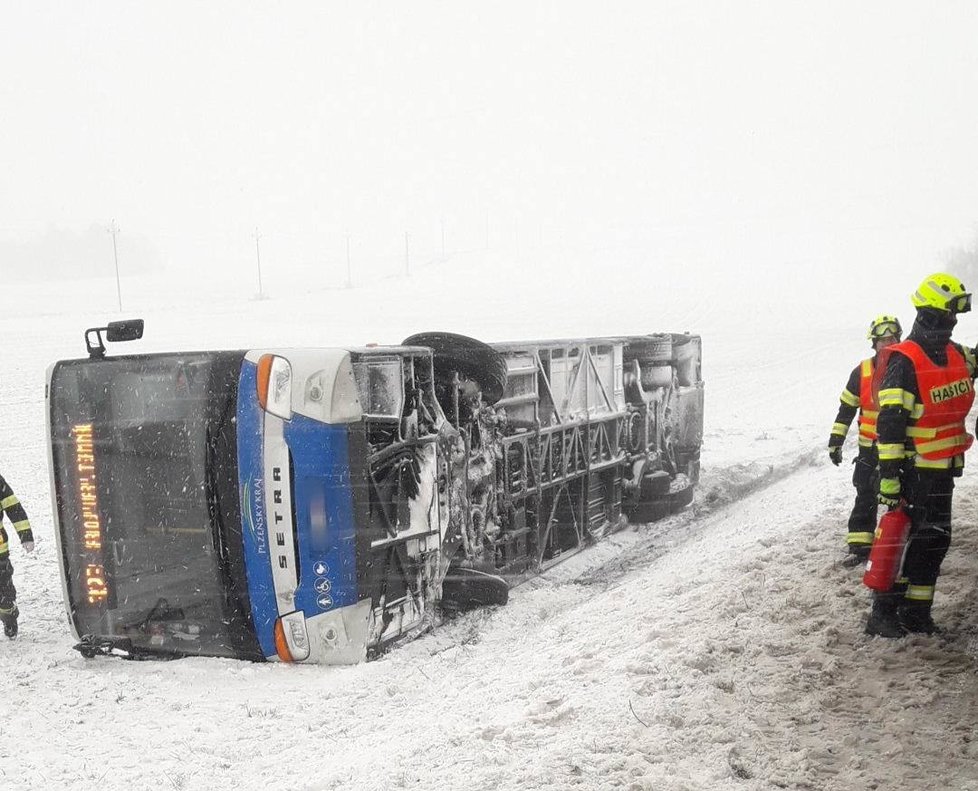 Autobus s třinácti cestujícímí se převrátil na Plzeňsku.