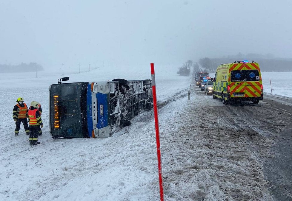 Autobus s třinácti cestujícímí se převrátil na Plzeňsku.