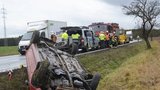 Nezkušený řidič (18) se podíval smrti do očí: Ve vysoké rychlosti vlétl pod kamion