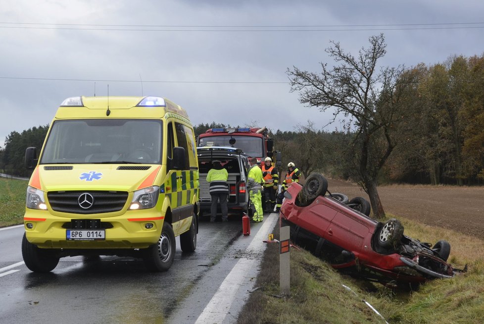 Mladý řidič (18) se podíval smrti do očí. Dostal smyk a skončil v protisměru, kde byl kamion.