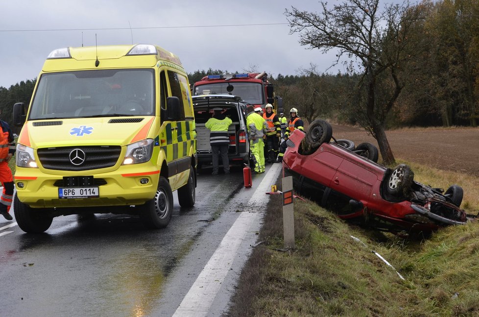 Mladý řidič (18) se podíval smrti do očí. Dostal smyk a skončil v protisměru, kde byl kamion.