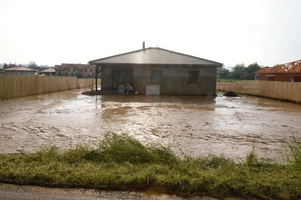 Prudké deště na Plzeňsku způsobily 6. června odpoledne lokální záplavy ve Šťáhlavech (na snímku) či Nezvěsticích.