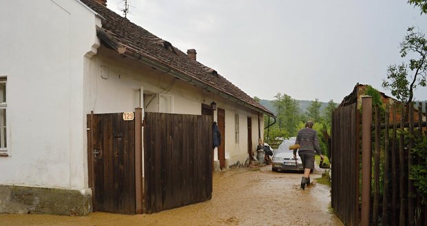 Prudké deště na Plzeňsku způsobily 6. června odpoledne lokální záplavy ve Šťáhlavech (na snímku) či Nezvěsticích. Zavřené jsou některé silnice, voda z polí se dostala i do domů.