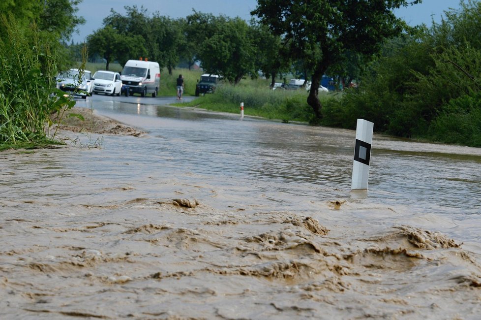 Prudké deště na Plzeňsku způsobily 6. června odpoledne lokální záplavy ve Šťáhlavech (na snímku) či Nezvěsticích. Zavřené jsou některé silnice, voda z polí se dostala i do domů.