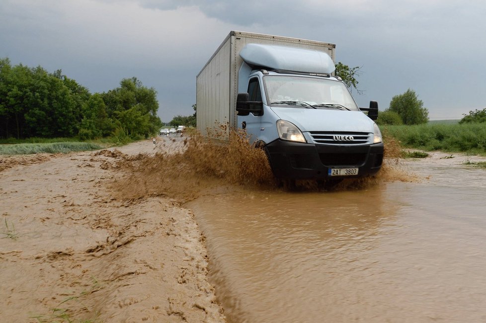 Prudké deště na Plzeňsku způsobily 6. června odpoledne lokální záplavy ve Šťáhlavech (na snímku) či Nezvěsticích. Zavřené jsou některé silnice, voda z polí se dostala i do domů.