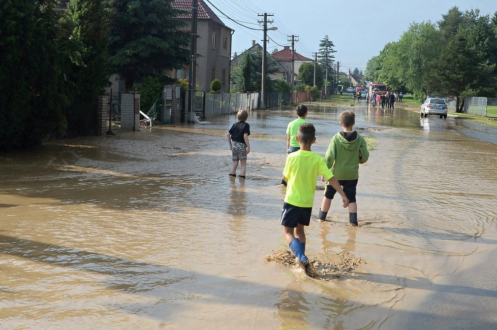 Prudké deště na Plzeňsku způsobily 6. června odpoledne lokální záplavy ve Šťáhlavech (na snímku) či Nezvěsticích. Zavřené jsou některé silnice, voda z polí se dostala i do domů.