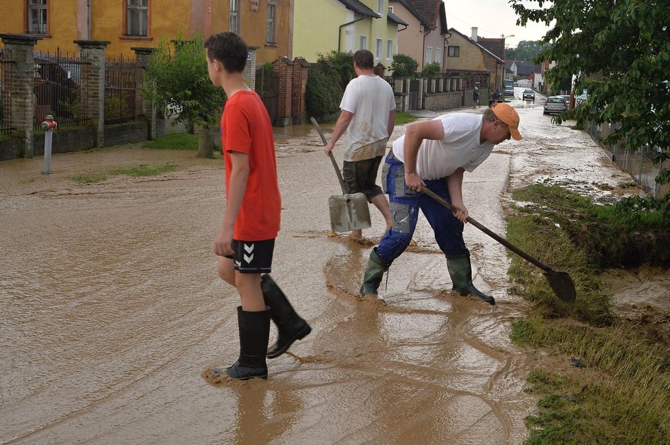 Prudké deště na Plzeňsku způsobily 6. června odpoledne lokální záplavy ve Šťáhlavech (na snímku) či Nezvěsticích.