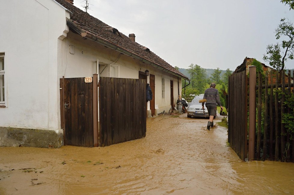 Prudké deště na Plzeňsku způsobily 6. června odpoledne lokální záplavy ve Šťáhlavech (na snímku) či Nezvěsticích.