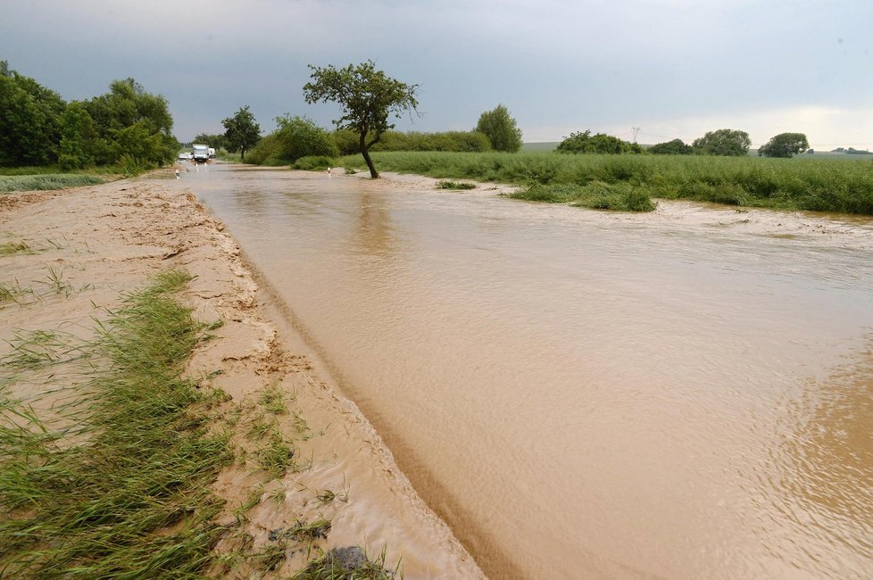 Prudké deště na Plzeňsku způsobily 6. června odpoledne lokální záplavy ve Šťáhlavech či Nezvěsticích. Zavřené jsou některé silnice, voda z polí se dostala i do domů.