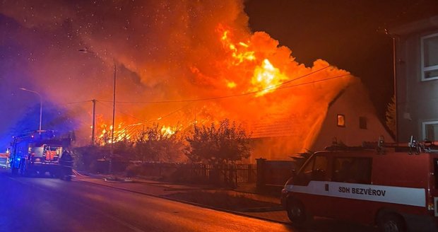 Požár řadových domků v Bezvěrově na Plzeňsku.