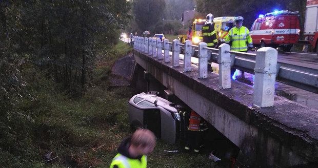 Na Tachovsku se auto zřítilo z mostu.