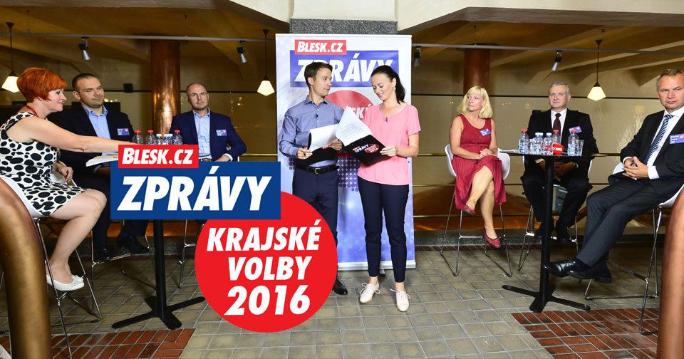 Účastníci debaty v Plzeňském kraji u stolků zleva: Ivana Bartošová (KDU-ČSL), Martin Baxa (ODS), Josef Bernard (ČSSD), Ilona Jehličková (TOP 09), Karel Šidlo (KSČM) a Miloslav Zeman (za ANO). Spolu s nimi moderátoři Tomáš Polák a Zuzana Štíchová.