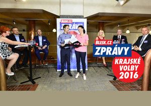 Šest účastníků krajské debaty Blesk.cz v Plzeňském kraji v podzemí pivovaru Prazdroj. Zleva Miloslav Zeman (za ANO), Karel Šidlo (KSČM), Ivana Bartošová (KDU-ČSL), Martin Baxa (ODS), Ilona Jehličková (TOP 09) a Josef Bernard (ČSSD)