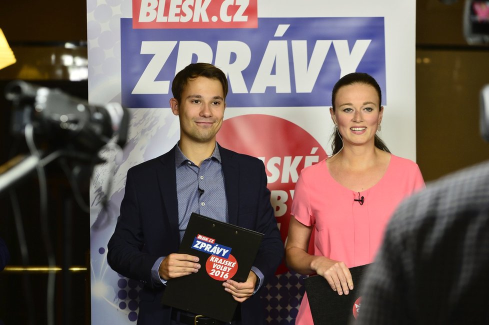 Moderátoři předvolební debaty Blesk.cz v Plzeňském kraji Tomáš Polák a Zuzana Štíchová