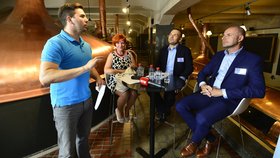 Vedoucí Blesk Zpráv a projektu krajských debat David Vaníček s účastníky diskuse v Plzeňském kraji