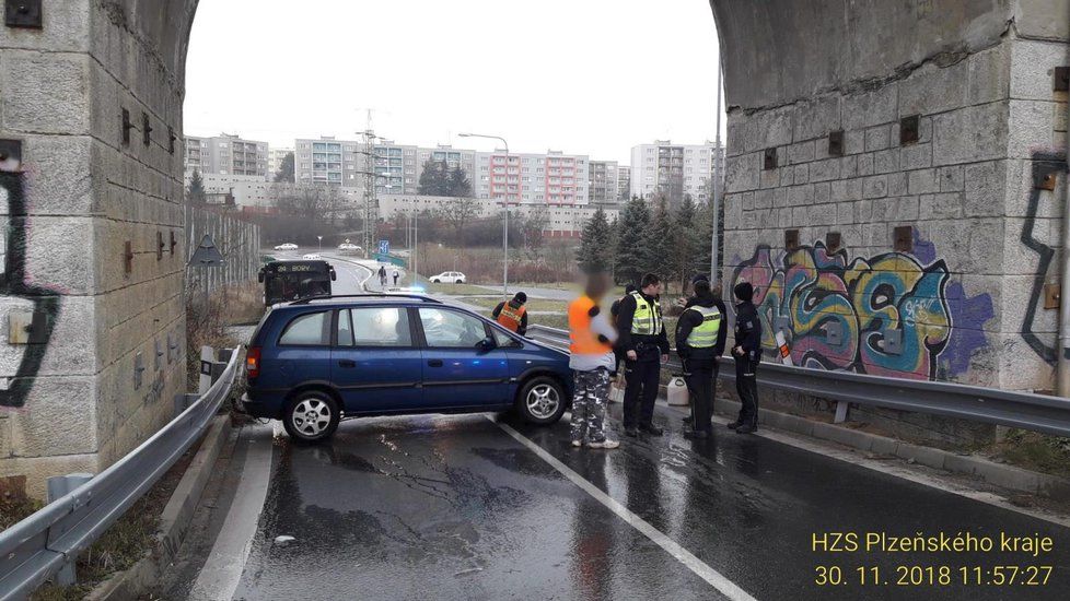 Dopravu v Česku komplikoval sníh a ledovka už o prvním prosincovém víkendu