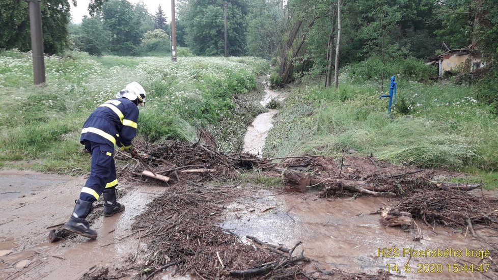 Výjezdy hasičů v Plzeňském kraji kvůli silným bouřkám. (14.6.2020)