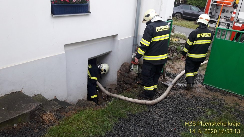 Výjezdy hasičů v Plzeňském kraji kvůli silným bouřkám. (14.6.2020)