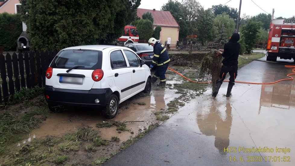 Výjezdy hasičů v Plzeňském kraji kvůli silným bouřkám (14. 6. 2020)