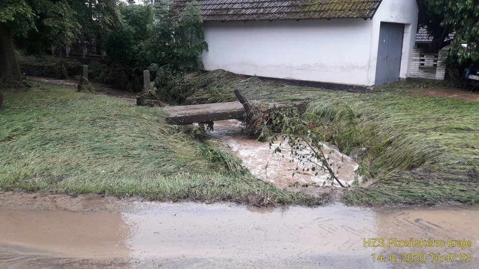 Výjezdy hasičů v Plzeňském kraji kvůli silným bouřkám (14. 6. 2020)