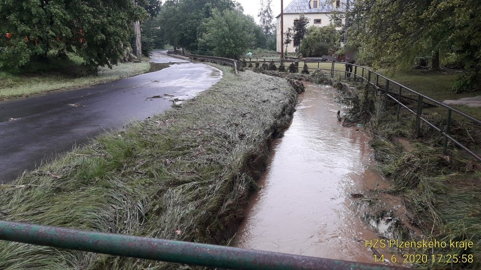 Výjezdy hasičů v Plzeňském kraji kvůli silným bouřkám (14. 6. 2020)