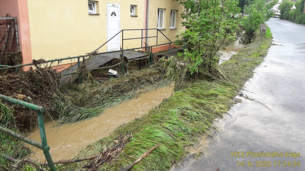 Výjezdy hasičů v Plzeňském kraji kvůli silným bouřkám (14.6.2020)