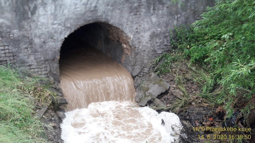 Výjezdy hasičů v Plzeňském kraji kvůli silným bouřkám (14.6.2020)