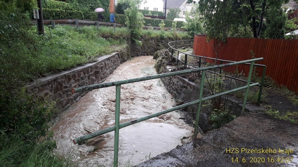 Výjezdy hasičů v Plzeňském kraji kvůli silným bouřkám (14. 6. 2020)