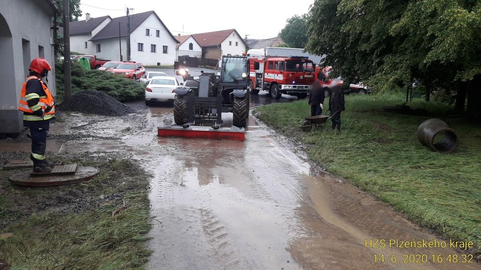 Výjezdy hasičů v Plzeňském kraji kvůli silným bouřkám. (14.6.2020)