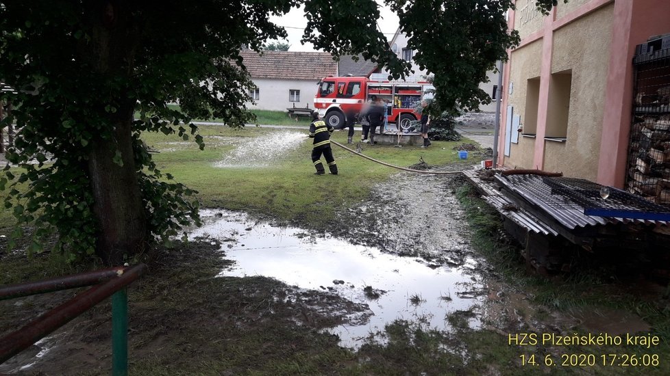 Výjezdy hasičů v Plzeňském kraji kvůli silným bouřkám (14.6.2020)