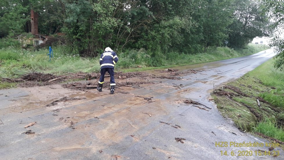 Výjezdy hasičů v Plzeňském kraji kvůli silným bouřkám (14.6.2020)