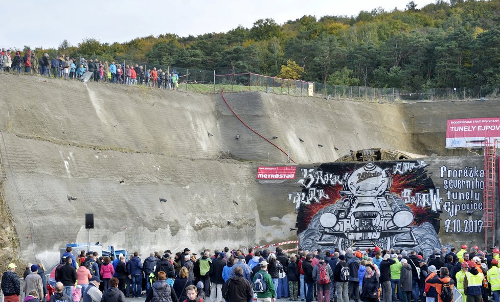 U Plzně skončila ražba železničního tunelu.