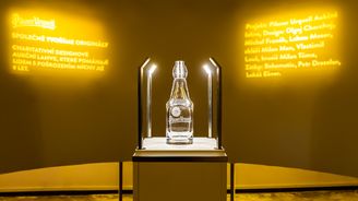 Pilsner Urquell představí na Designbloku aukční pivní lahev od Olgoj Chorchoj 