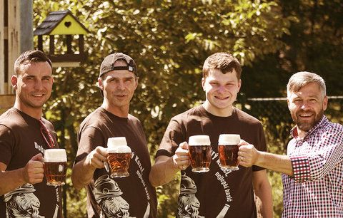 Kozel poděkuje dobrovolným hasičům speciální várkou piva 