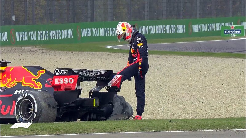 Max Verstappen po defektu gumy loni v Imole. Pirelli se od problému distancovalo.