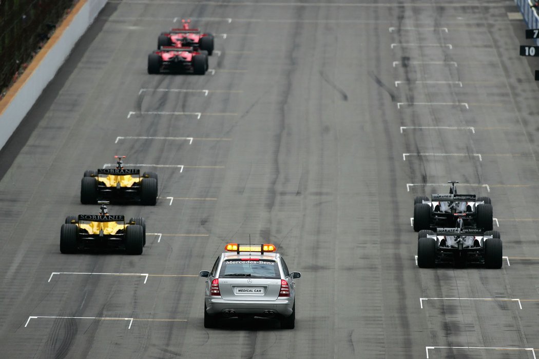 Pohled na start závodu v americkém Indianapolis 2005, který doplatil na souboj výrobců pneumatik