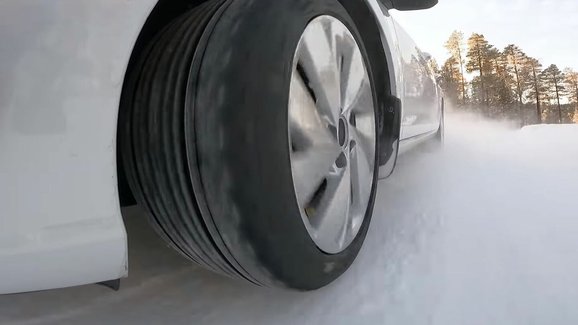 Proč v létě nedojíždět zimní pneumatiky? Dobrých důvodů je několik