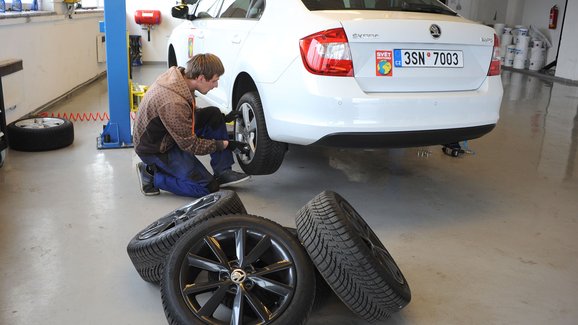 Automechanici by se měli mít na pozoru. Umělá inteligence už umí obstojně poradit se servisem! 