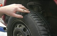 Rádce motoristům: Kdo zaplatí škody na pneumatikách po výmolech