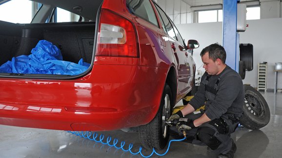 Čeští řidiči letos zatím s přezutím na zimní pneumatiky váhají. Jak jste na tom vy?